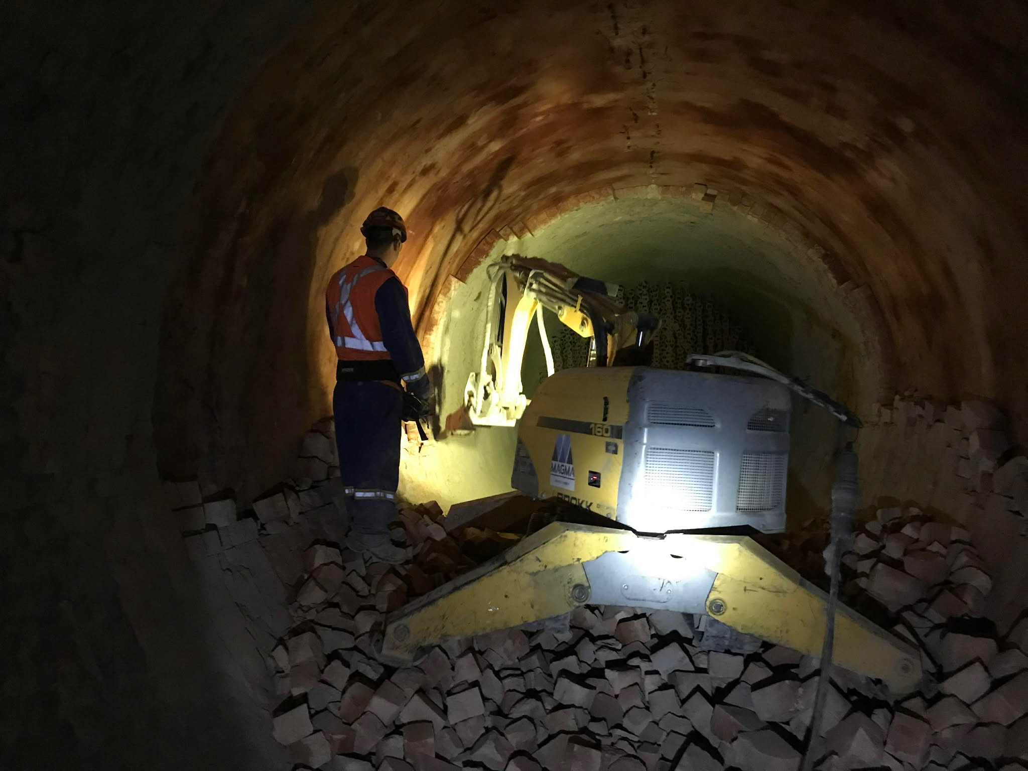 Machine Brokk dans un tunnel