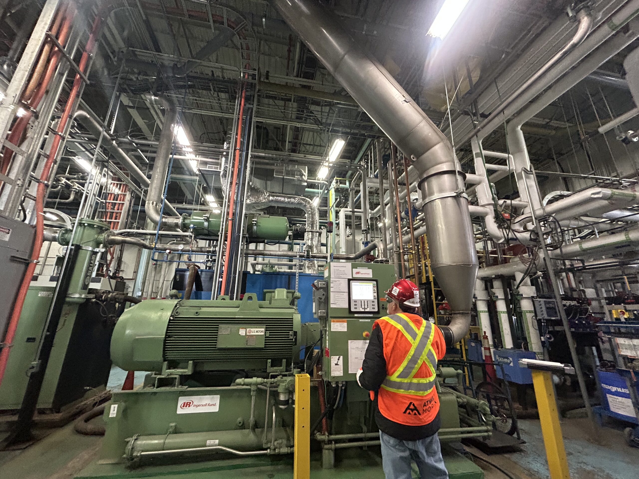 Un employé Atwill dans une usine